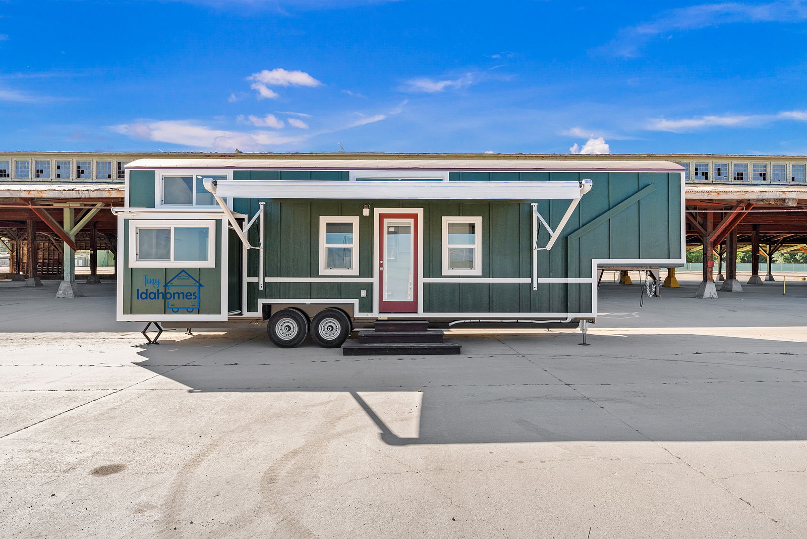 Room for Everyone! 38' Gooseneck Tiny Home RV - 2 bed, 1 bath, 304 sqft in Emmett, Idaho